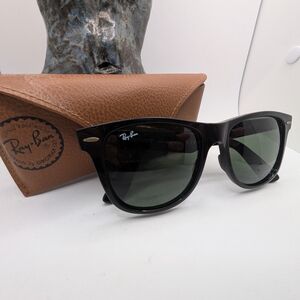 Ray-Ban Black Wayfarer Sunglasses Classic Design